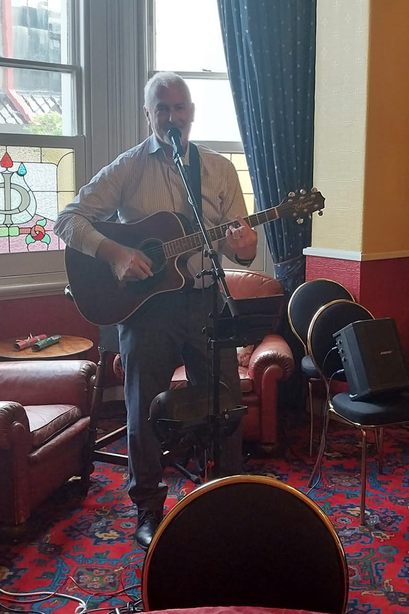 John Pringle singing at The Invercargill Club