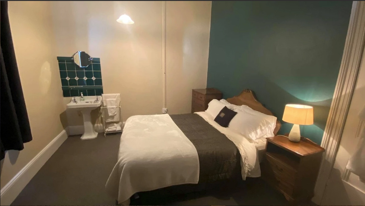 Accomodation-Iona-Room-at-The-Invercargill-Club